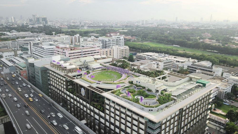 曼谷医院绿色屋顶疗养花园 | 融入自然的健康空间