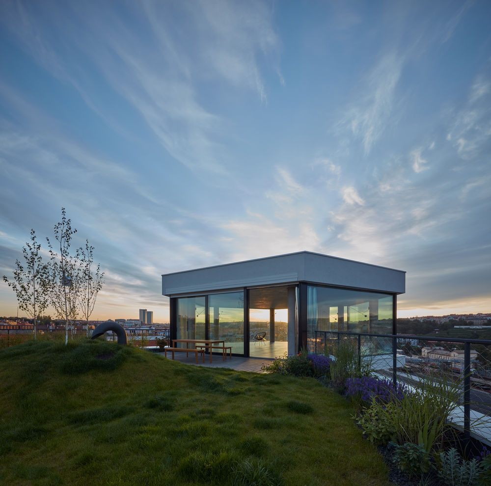 Prague Penthouse | 城市景观与室内空间的边界融合