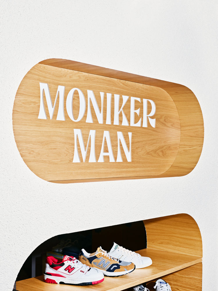 Snøhetta 打造独特太空风格鞋店 Moniker Sport