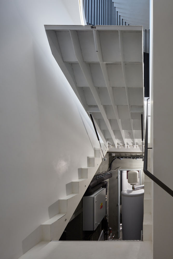 Prague Penthouse | 城市景观与室内空间的边界融合