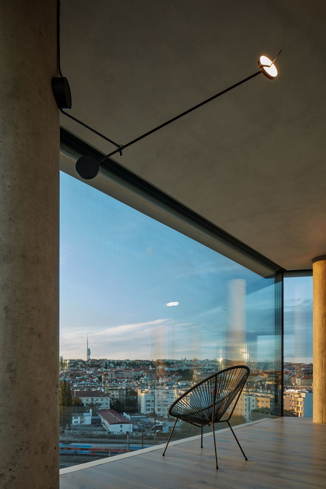Prague Penthouse | 城市景观与室内空间的边界融合