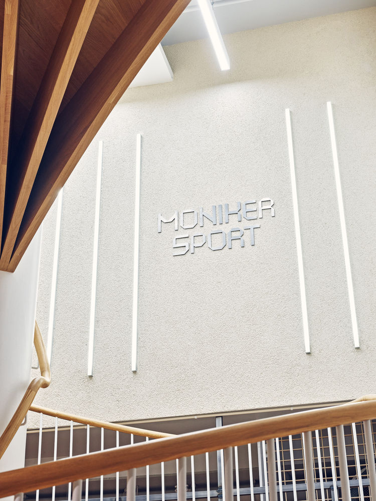 Snøhetta 打造独特太空风格鞋店 Moniker Sport