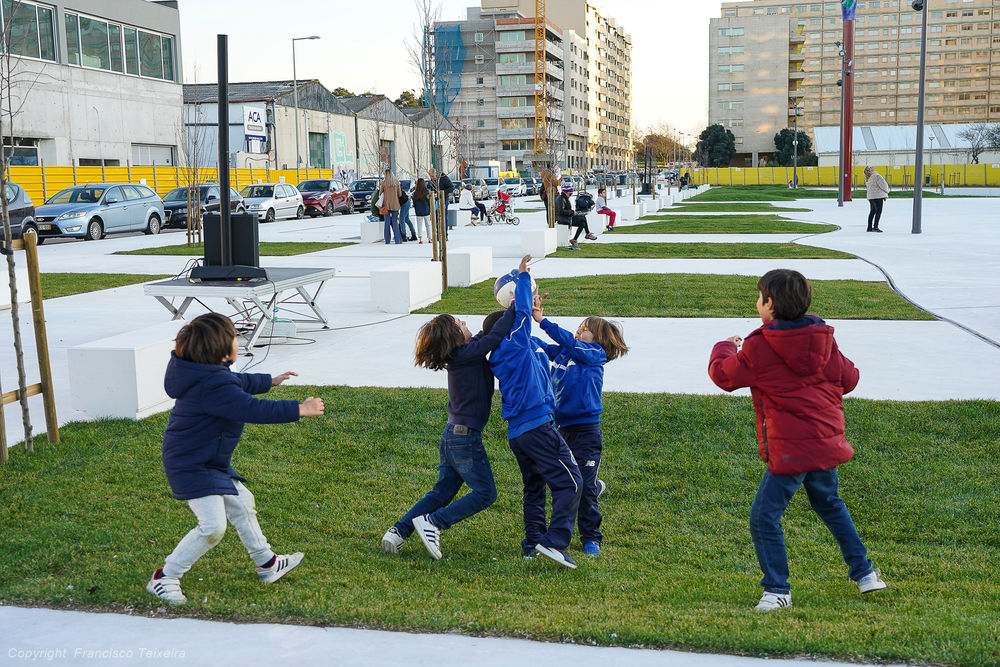 葡萄牙 Praça Guilherme Pinto 广场 | 工业历史与公共空间的完美融合