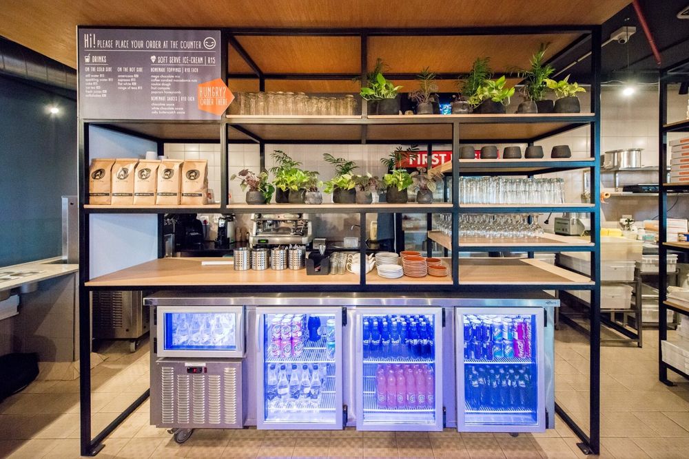 简约创意打造 First Base Pizzeria 快餐店
