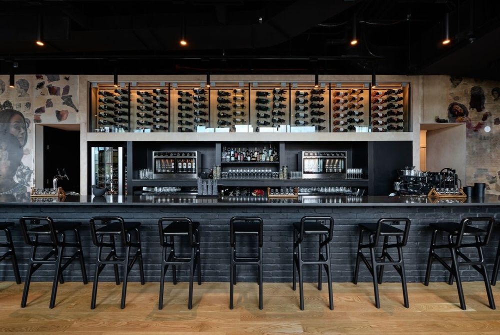 Bronzeville Winery | 社区中心的艺术与美食融合空间