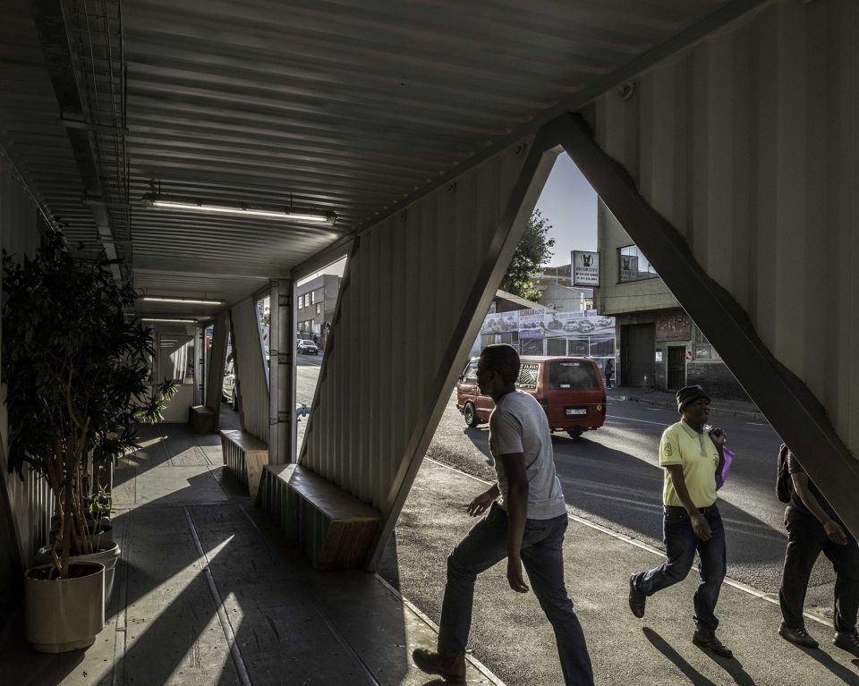 南非约翰内斯堡 Drivelines Studios 住宅楼——集装箱搭建的城市新生活