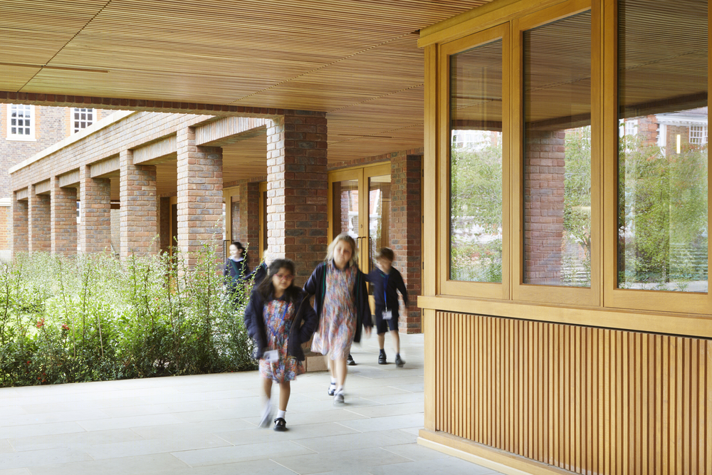 英国 Ibstock Place 学校食堂 | 和谐校园中心的灵活空间