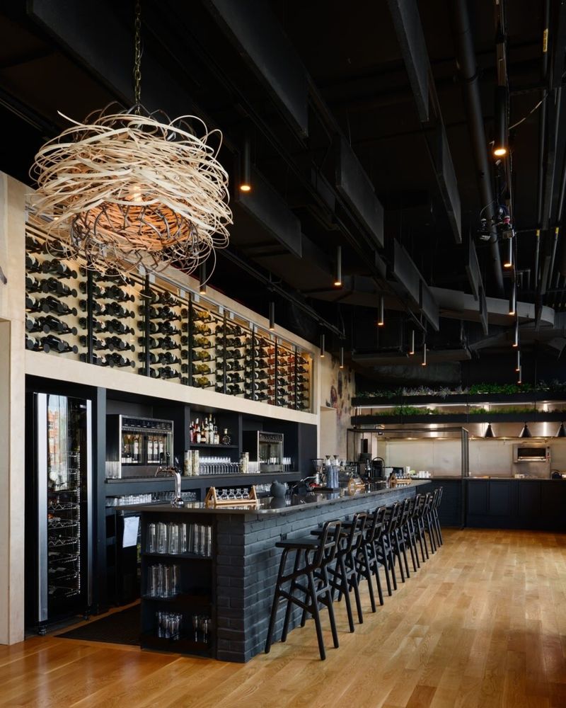 Bronzeville Winery | 社区中心的艺术与美食融合空间