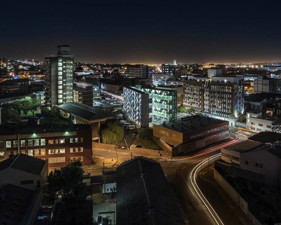 南非约翰内斯堡 Drivelines Studios 住宅楼——集装箱搭建的城市新生活