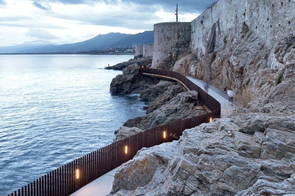 悬空海景步道 | 科西嘉岛巴斯蒂亚城堡的惊世之作