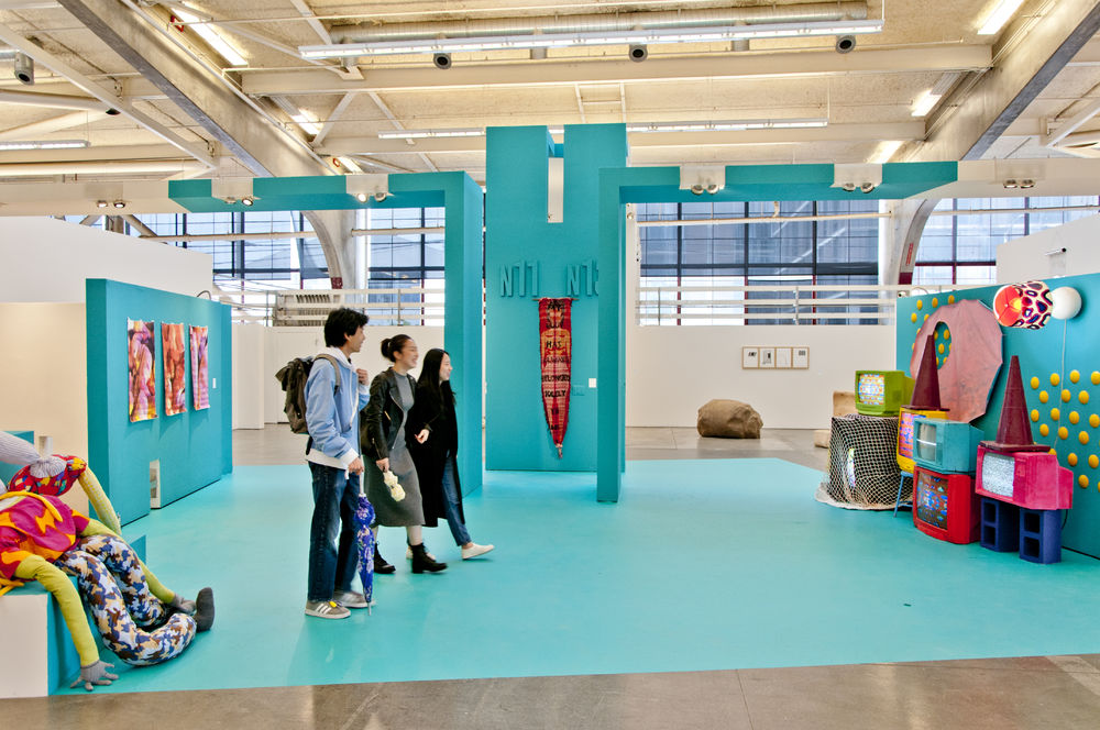 加州艺术学院多彩展厅 | 破除空间层级，优化展览体验