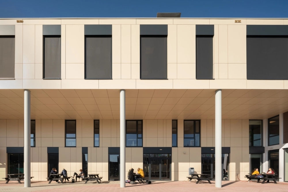荷兰 Veenendaal 基督教中学 | 未来主义节能建筑设计