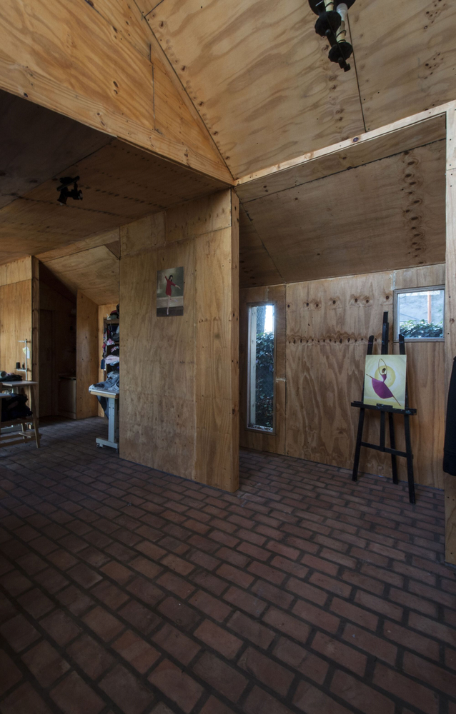 Estudio Arzubialde 的 Saco Rojo 工作室 | 灵活空间与红标设计的完美融合