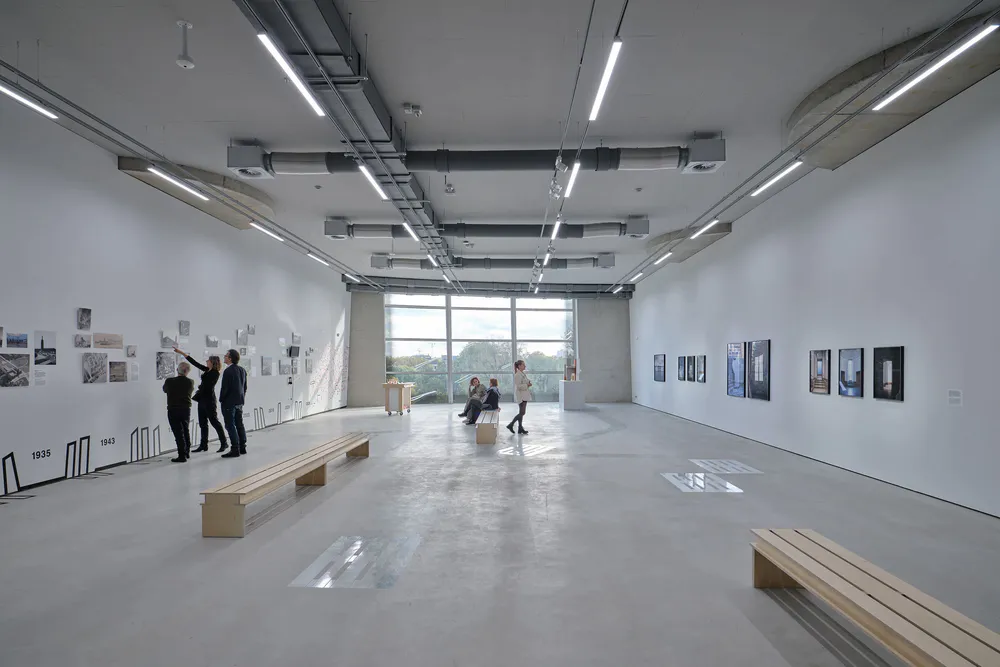 荷兰鹿特丹艺术仓库 | 镜面立面展现城市景观