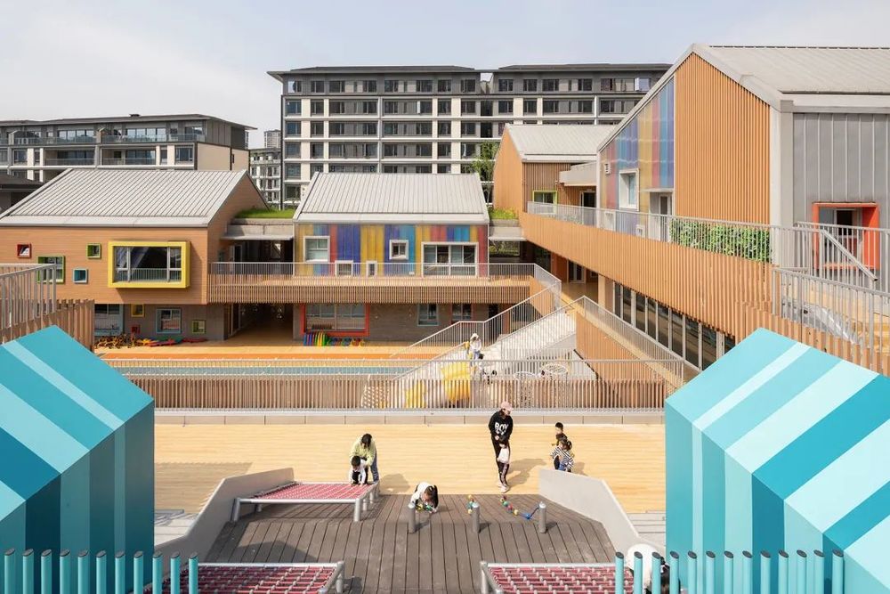 重庆两江新区鹿萍北郡幼儿园 | 垂直村落式的教育空间探索