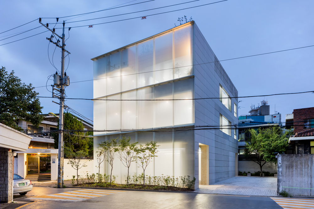 韩国时尚品牌 thisisneverthat 办公建筑，重构多层次墙体展现个性魅力