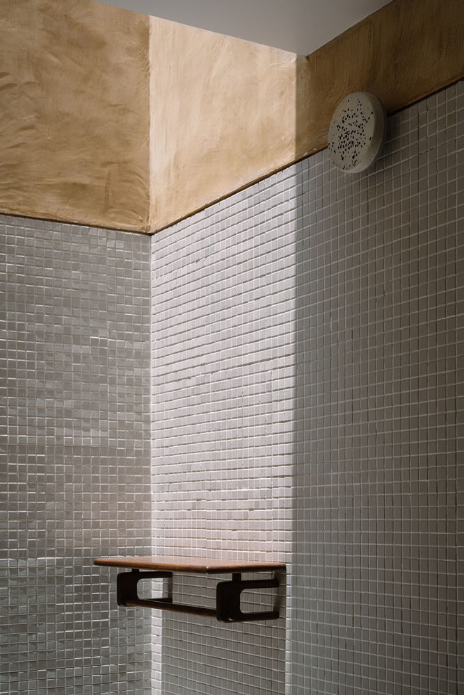 A House Without Elevations: Enclosure by Design Ni Dukaan.