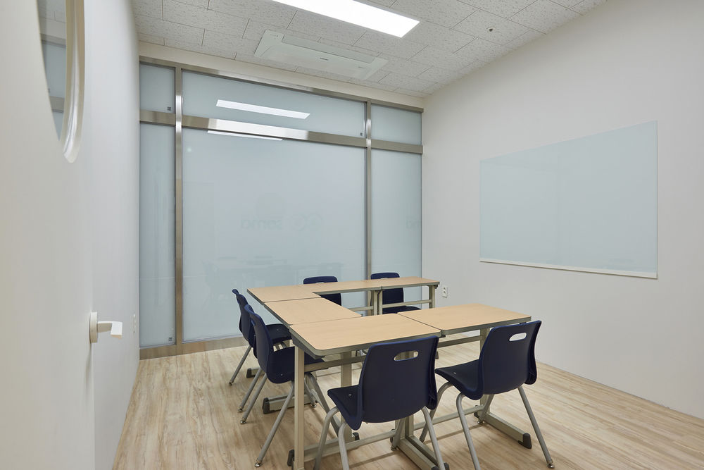 白色梦幻 | 30 平米数学学院的极简设计