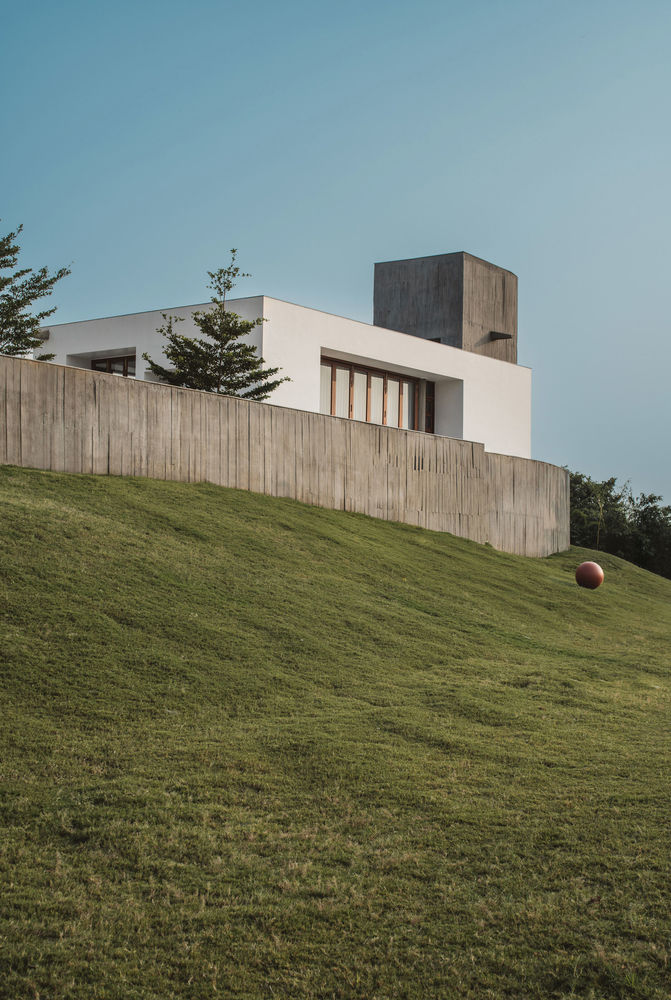 A House Without Elevations: Enclosure by Design Ni Dukaan.