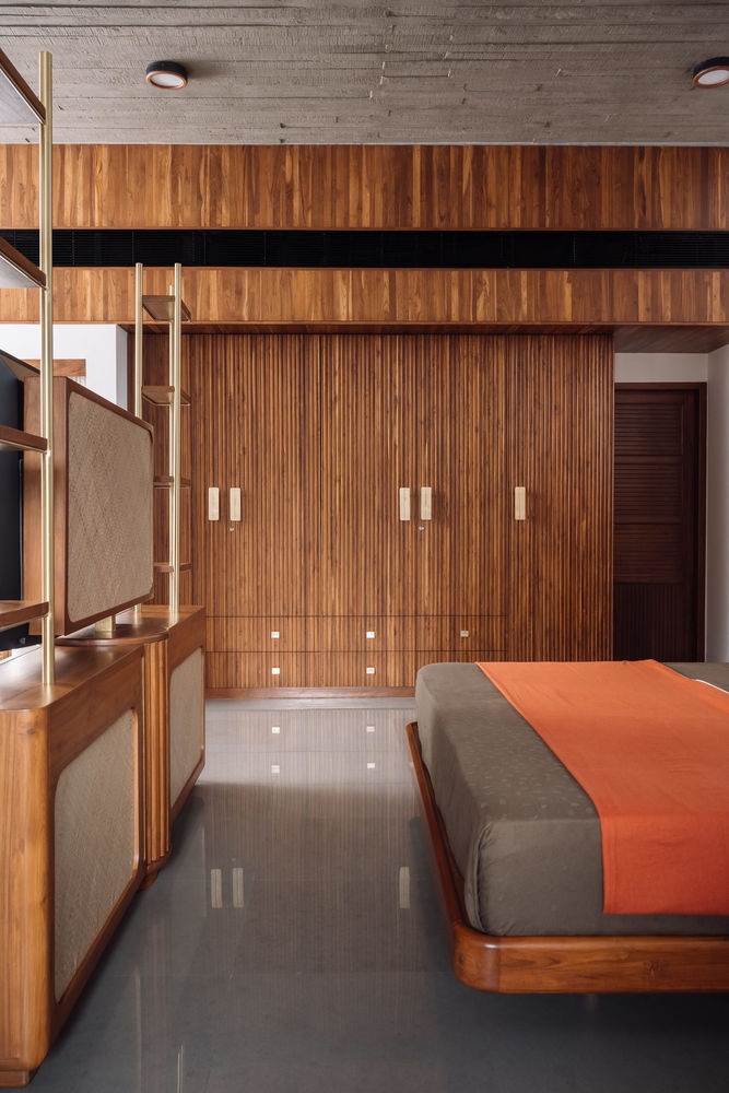 A House Without Elevations: Enclosure by Design Ni Dukaan.
