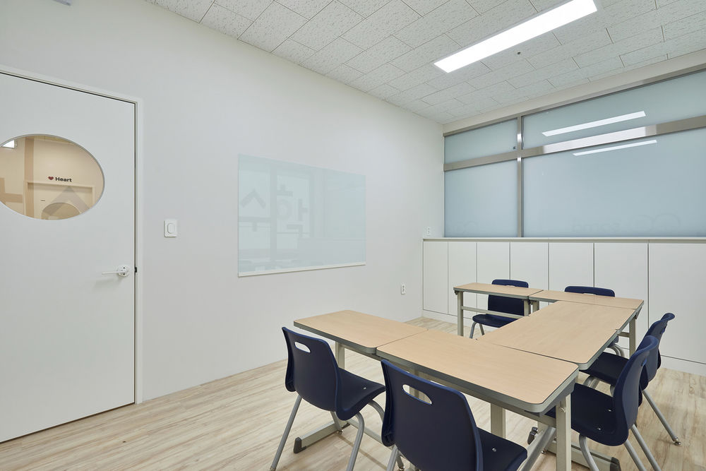 白色梦幻 | 30 平米数学学院的极简设计