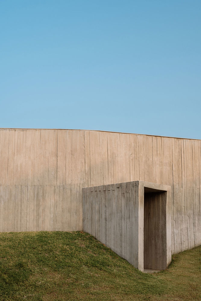 A House Without Elevations: Enclosure by Design Ni Dukaan.