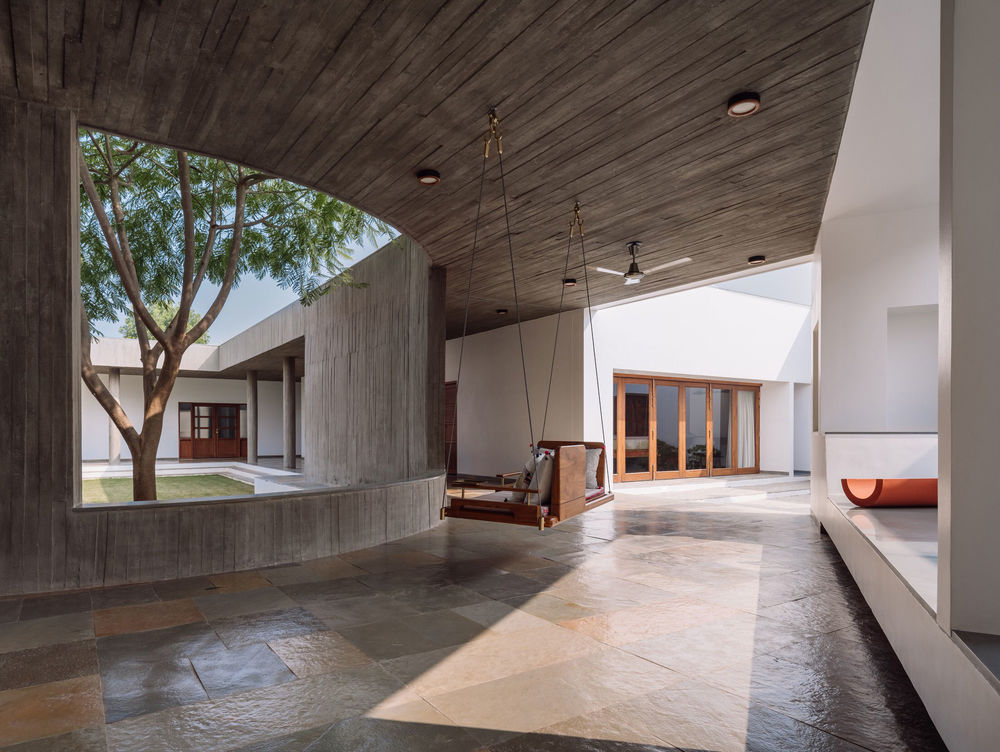 A House Without Elevations: Enclosure by Design Ni Dukaan.