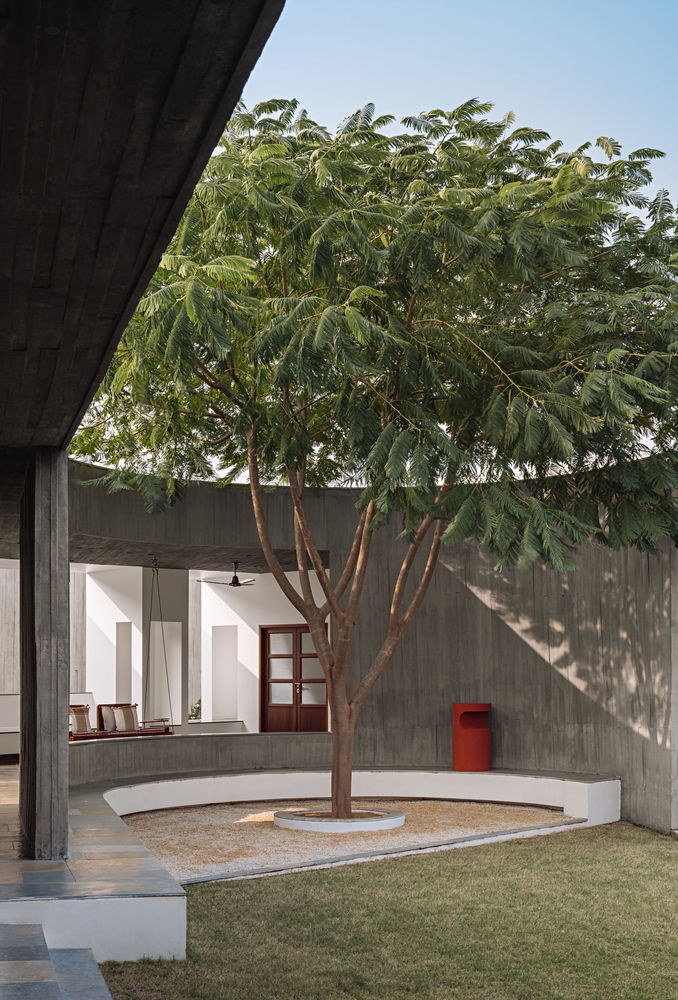 A House Without Elevations: Enclosure by Design Ni Dukaan.