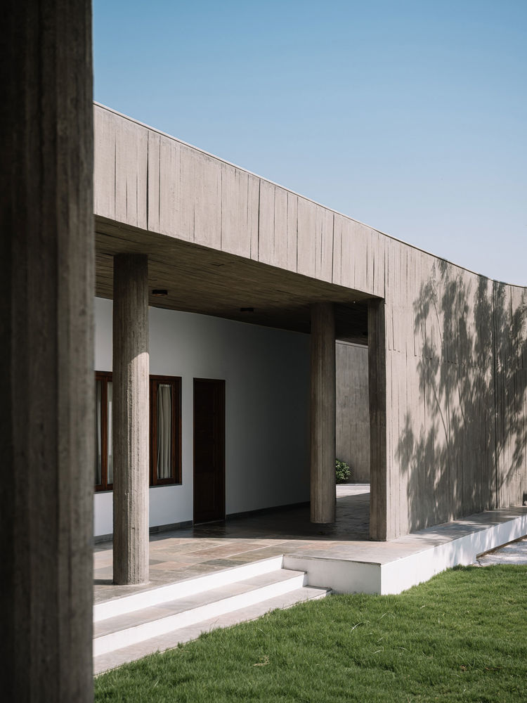 A House Without Elevations: Enclosure by Design Ni Dukaan.