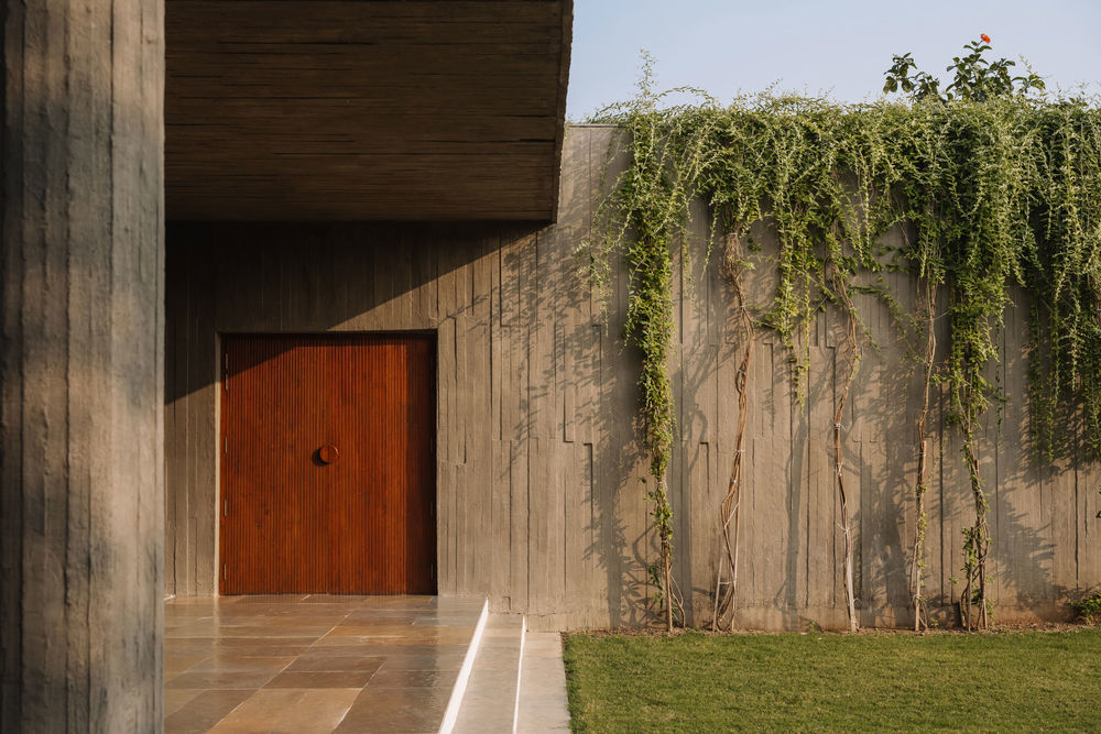A House Without Elevations: Enclosure by Design Ni Dukaan.