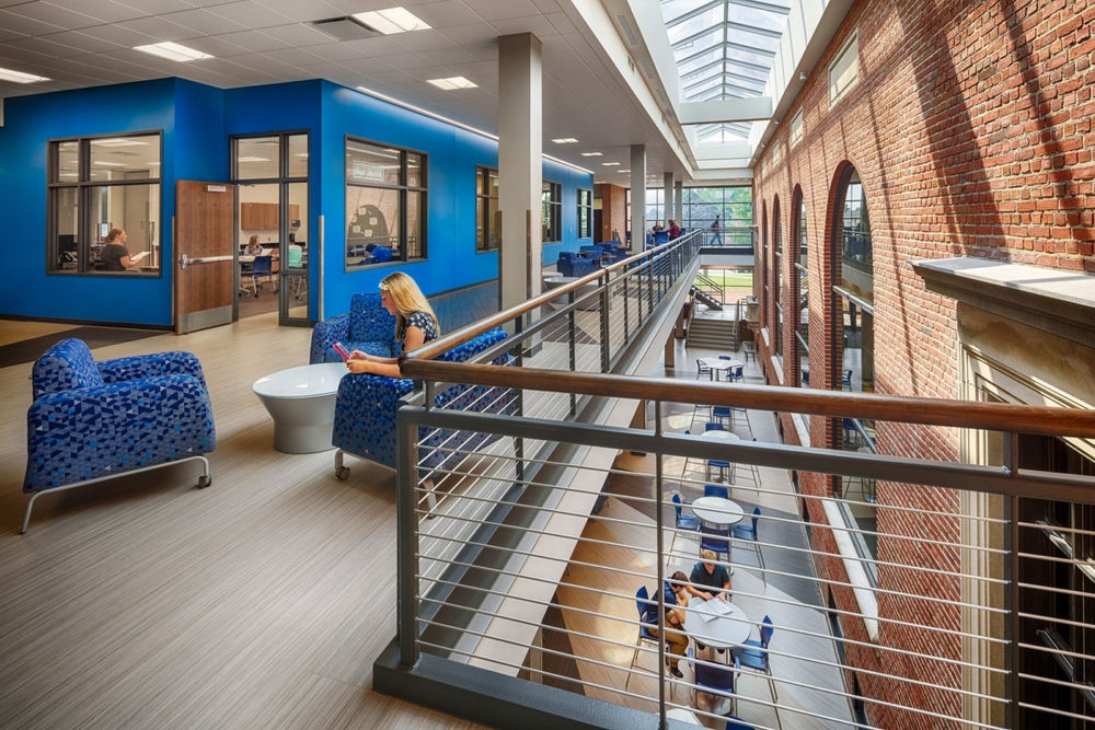 Wisconsin 中学旧建筑新生命，EUA 设计助力教育革新