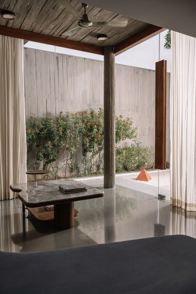 A House Without Elevations: Enclosure by Design Ni Dukaan.