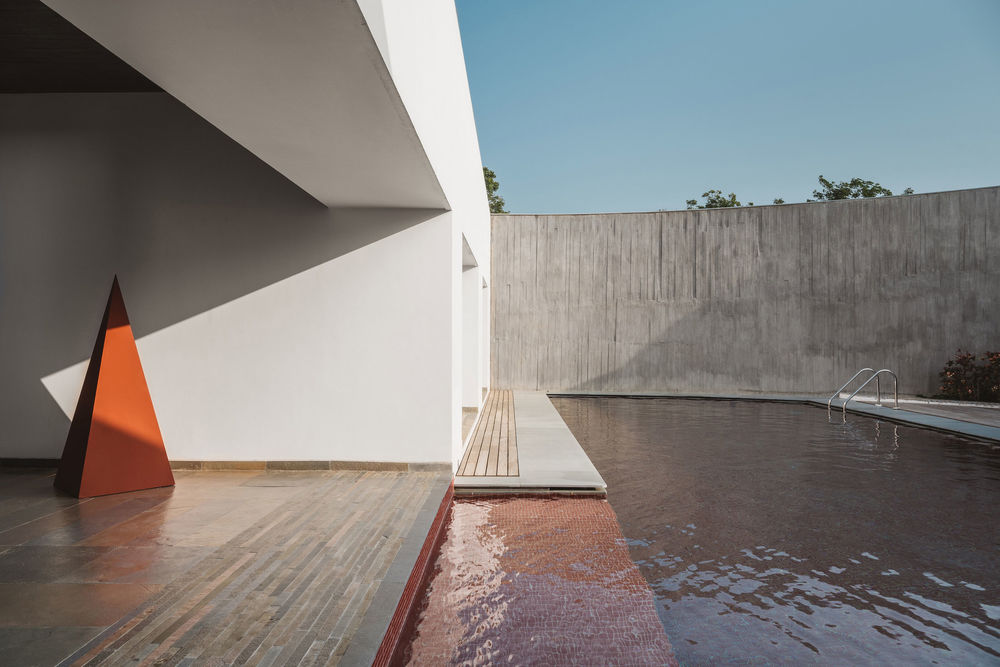 A House Without Elevations: Enclosure by Design Ni Dukaan.