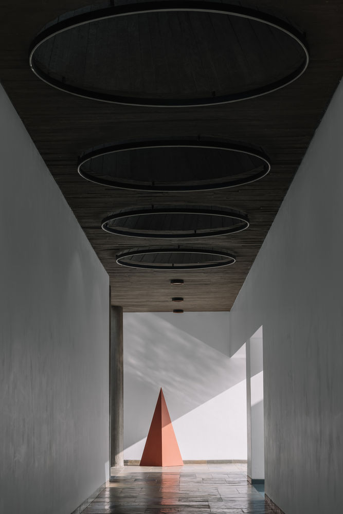 A House Without Elevations: Enclosure by Design Ni Dukaan.
