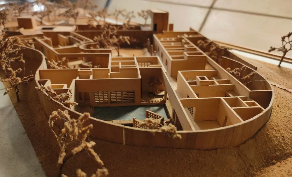 A House Without Elevations: Enclosure by Design Ni Dukaan.