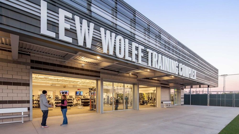 黄金绿意 | 霍霍卡姆体育场与 Lew Wolff 训练基地品牌设计