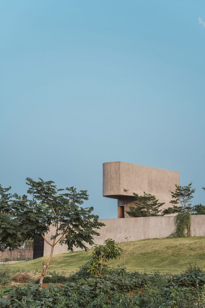 A House Without Elevations: Enclosure by Design Ni Dukaan.