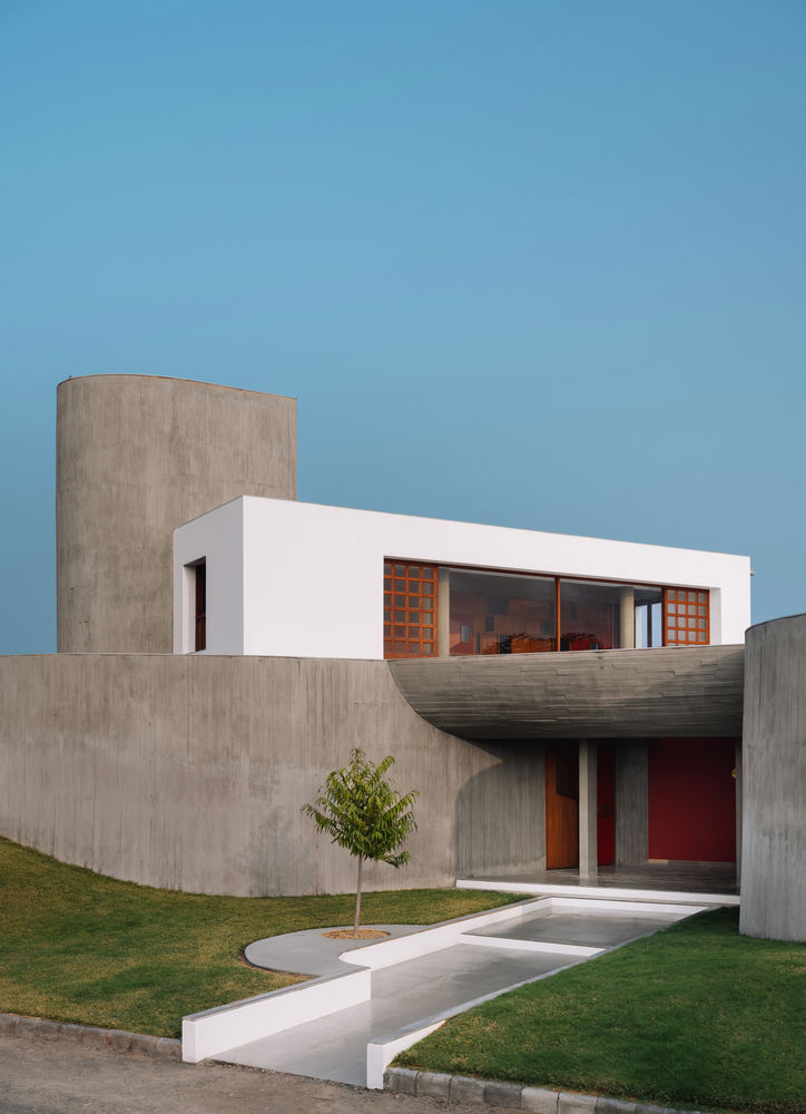 A House Without Elevations: Enclosure by Design Ni Dukaan.