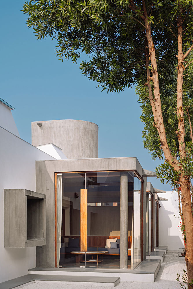 A House Without Elevations: Enclosure by Design Ni Dukaan.