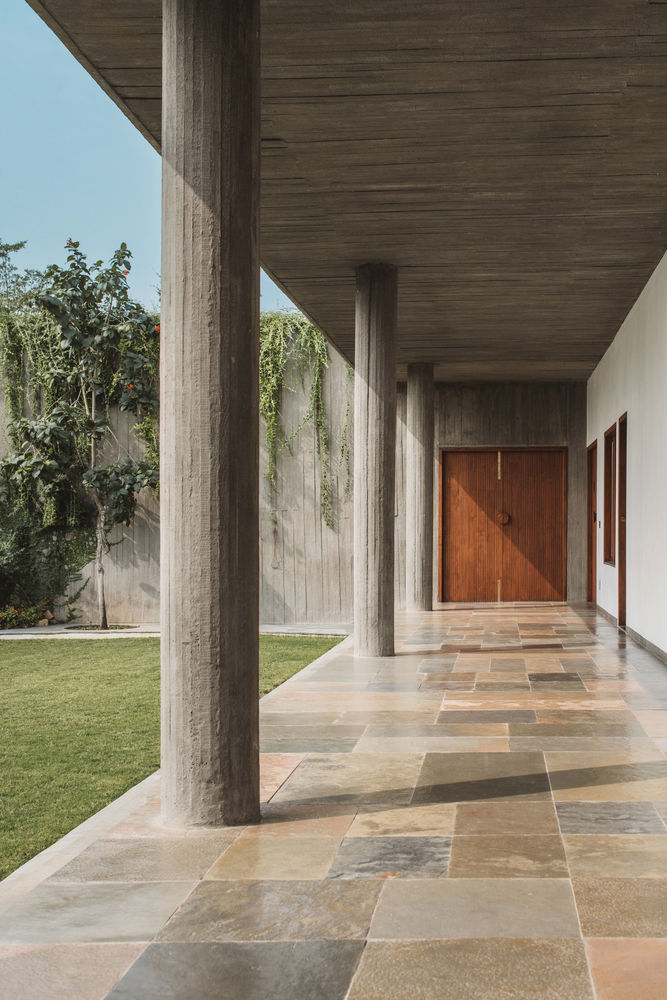 A House Without Elevations: Enclosure by Design Ni Dukaan.