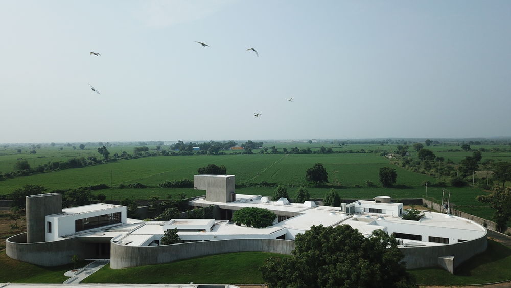 A House Without Elevations: Enclosure by Design Ni Dukaan.