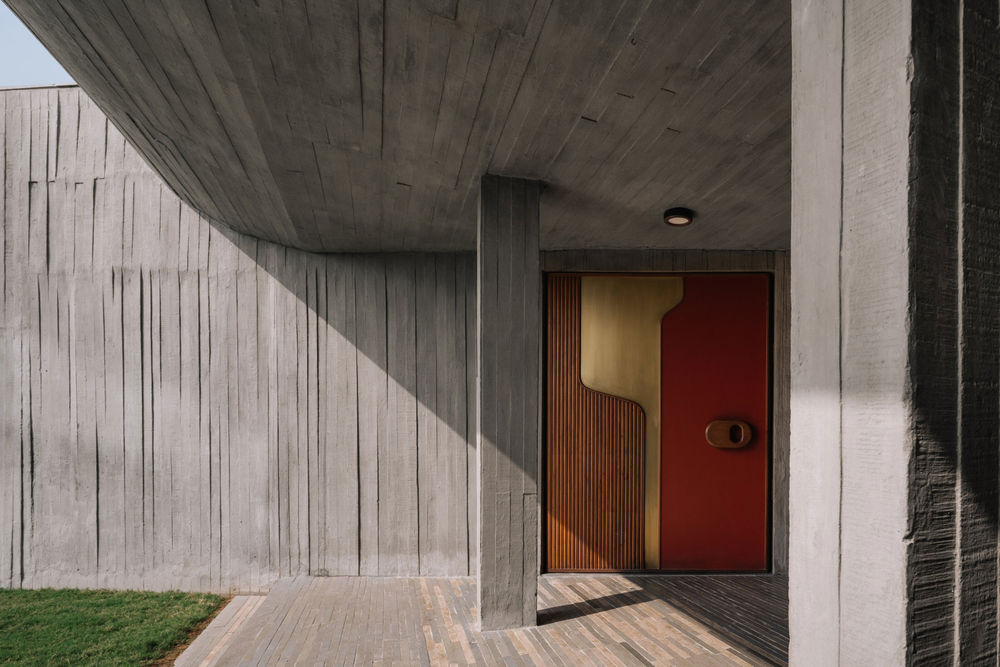 A House Without Elevations: Enclosure by Design Ni Dukaan.
