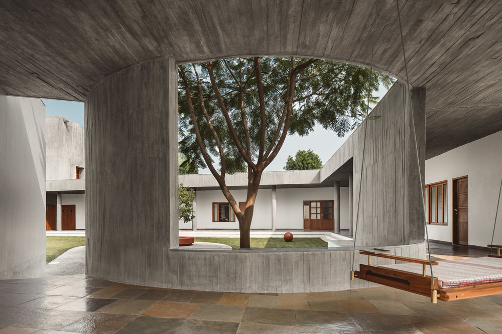 A House Without Elevations: Enclosure by Design Ni Dukaan.