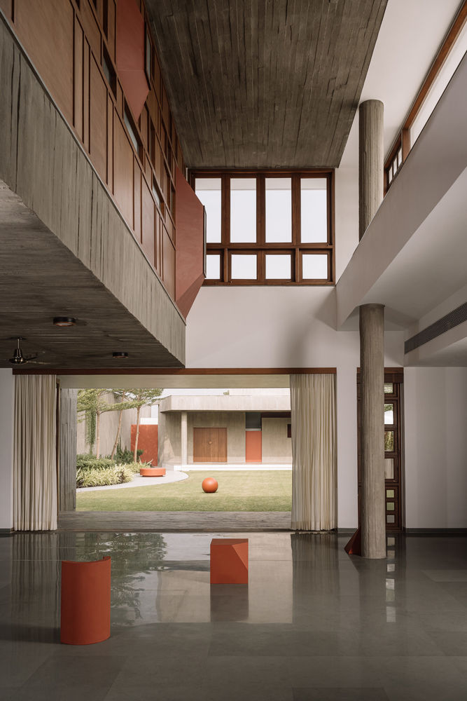 A House Without Elevations: Enclosure by Design Ni Dukaan.