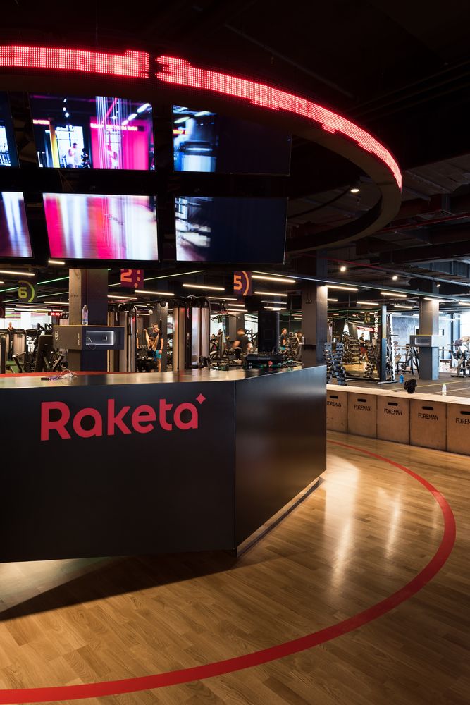2017 年完成的 Raketa 健身俱乐部，现代化混合结构设计