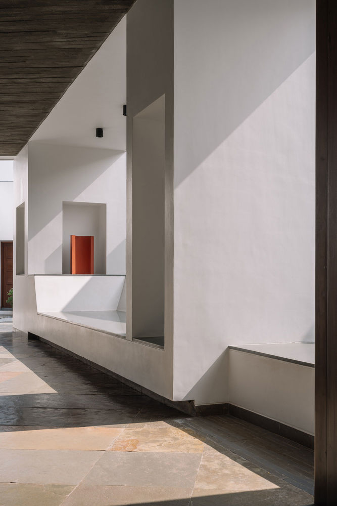 A House Without Elevations: Enclosure by Design Ni Dukaan.
