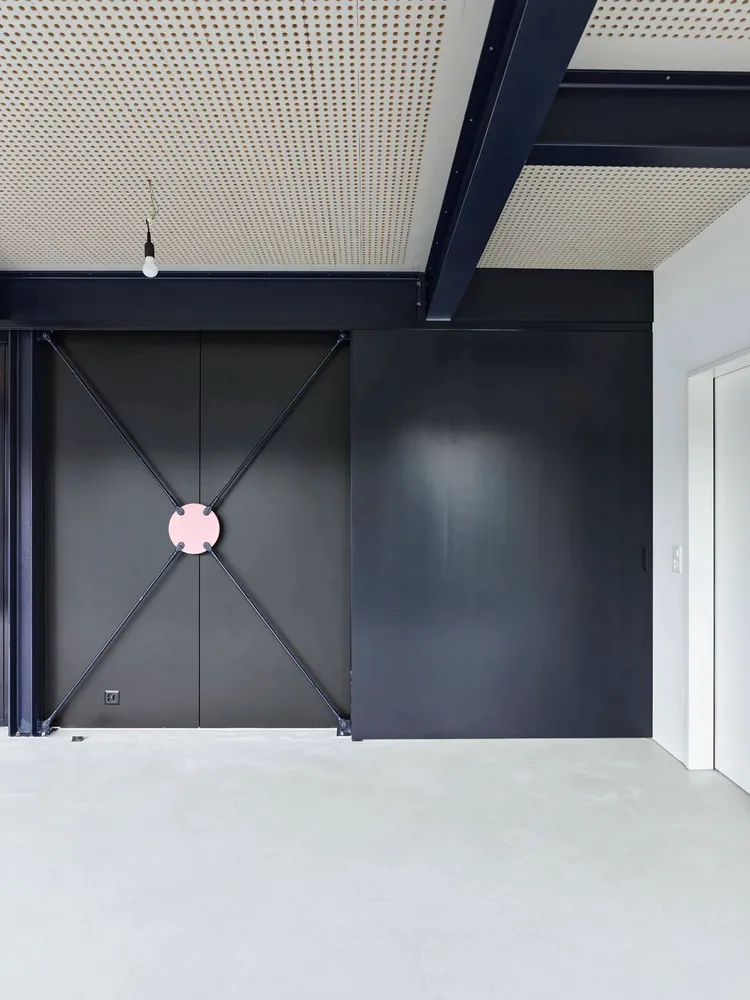 ZAW . Conversion extension of commercial building