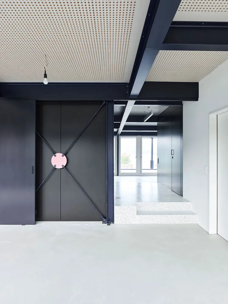 ZAW . Conversion extension of commercial building