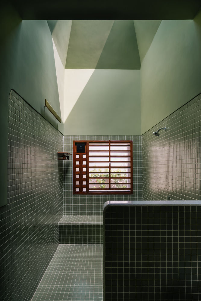A House Without Elevations: Enclosure by Design Ni Dukaan.
