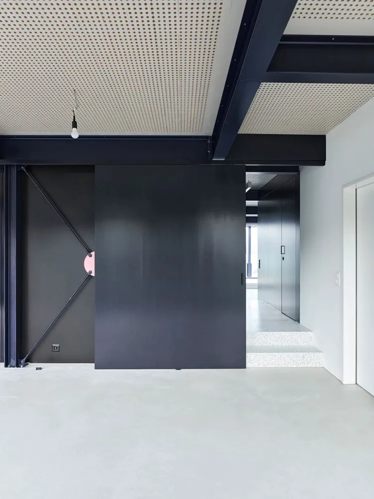ZAW . Conversion extension of commercial building